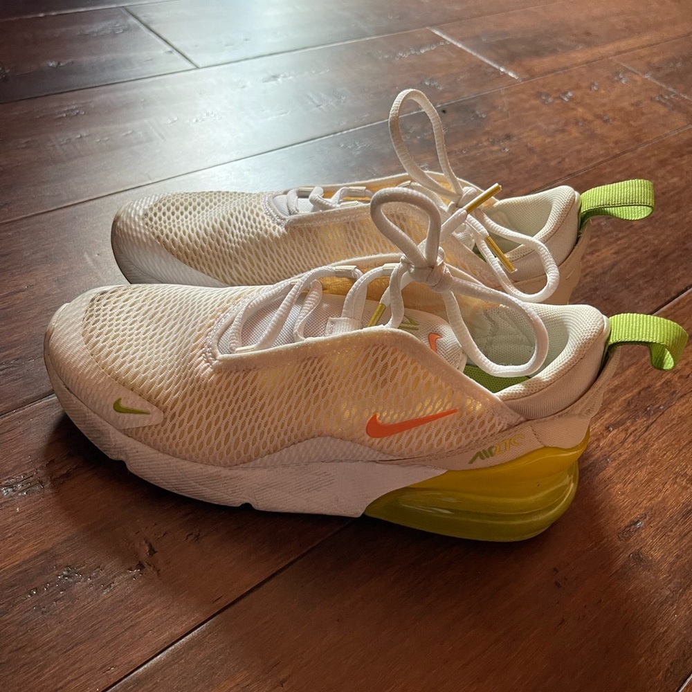 KIDS NIKE AIR MAX 270
SIZE- YOUTH 3